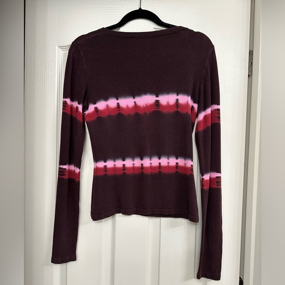 V II V long-sleeved knit top, size small. - Picture 3 of 3